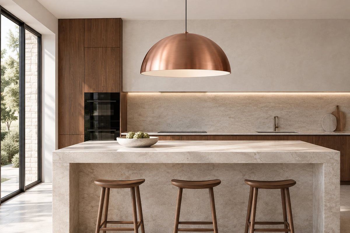 Suspension cuisine cuivre dans une cuisine lumineuse, sous une lumière naturelle