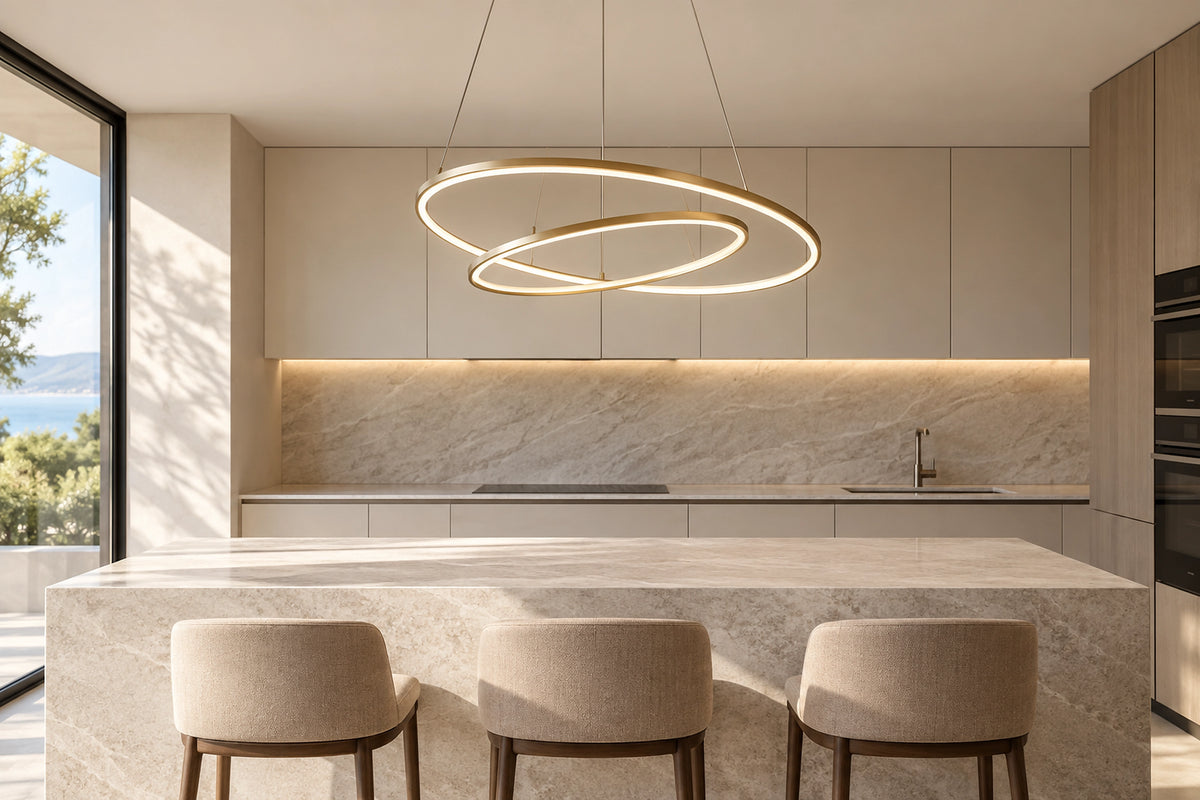 Suspension cuisine design dans une cuisine lumineuse, sous une lumière naturelle