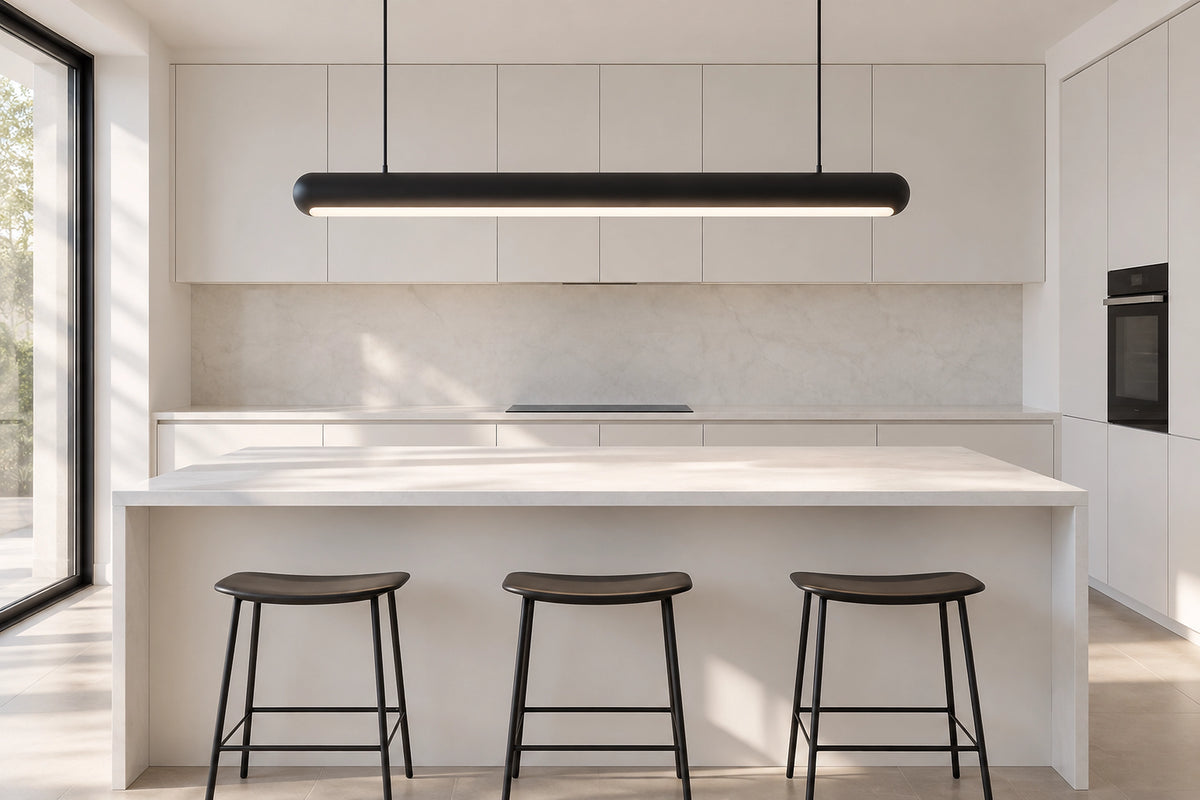 Suspension cuisine noire dans une cuisine lumineuse, sous une lumière naturelle