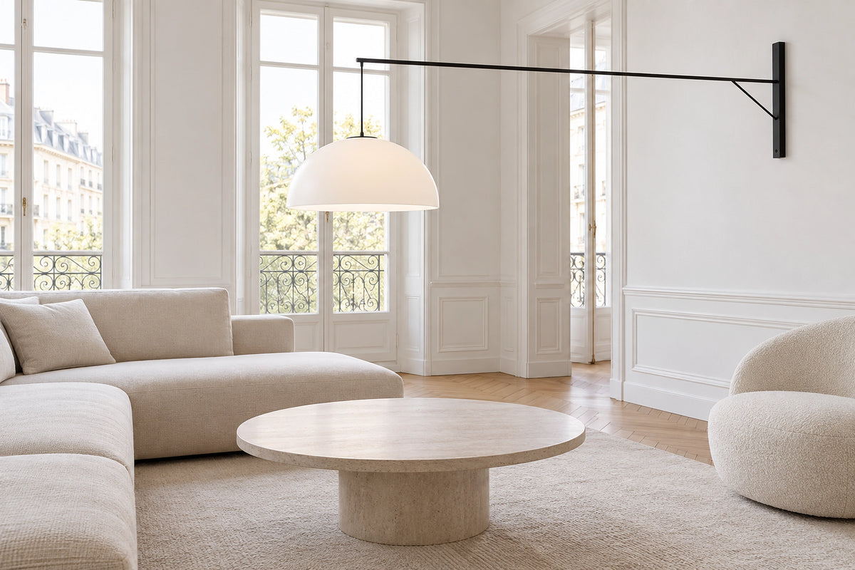 Suspension déportée dans un intérieur lumineux, sous une lumière naturelle