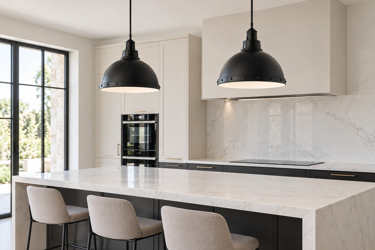 Suspension industrielle noire dans un intérieur lumineux, sous une lumière naturelle