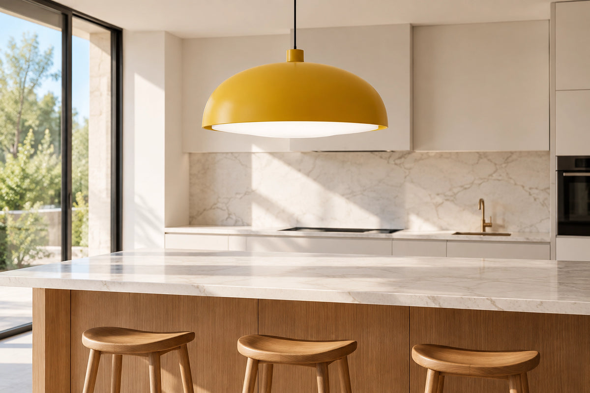 Suspension jaune dans un intérieur lumineux, sous une lumière naturelle