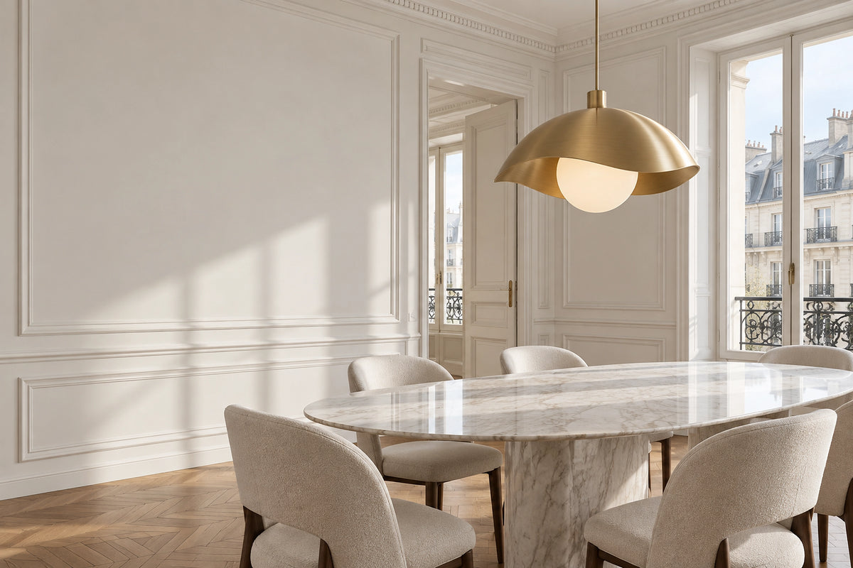 Suspension luminaire dans un intérieur lumineux, sous une lumière naturelle