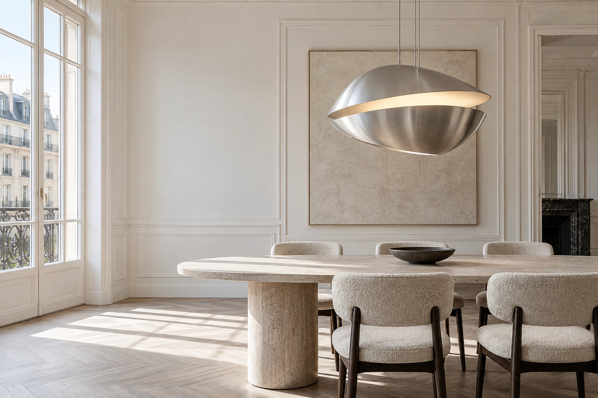 Suspension métal dans un intérieur lumineux, sous une lumière naturelle