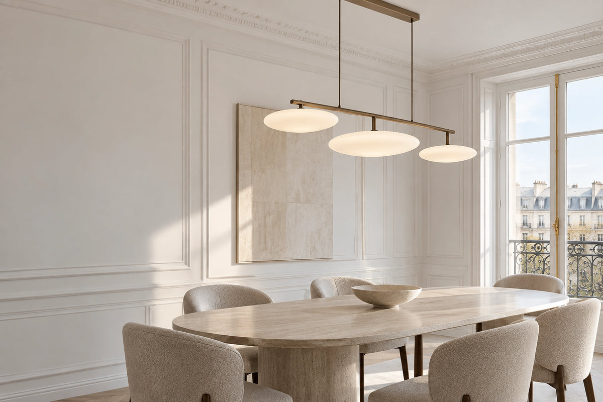 Suspension moderne dans un intérieur lumineux, sous une lumière naturelle