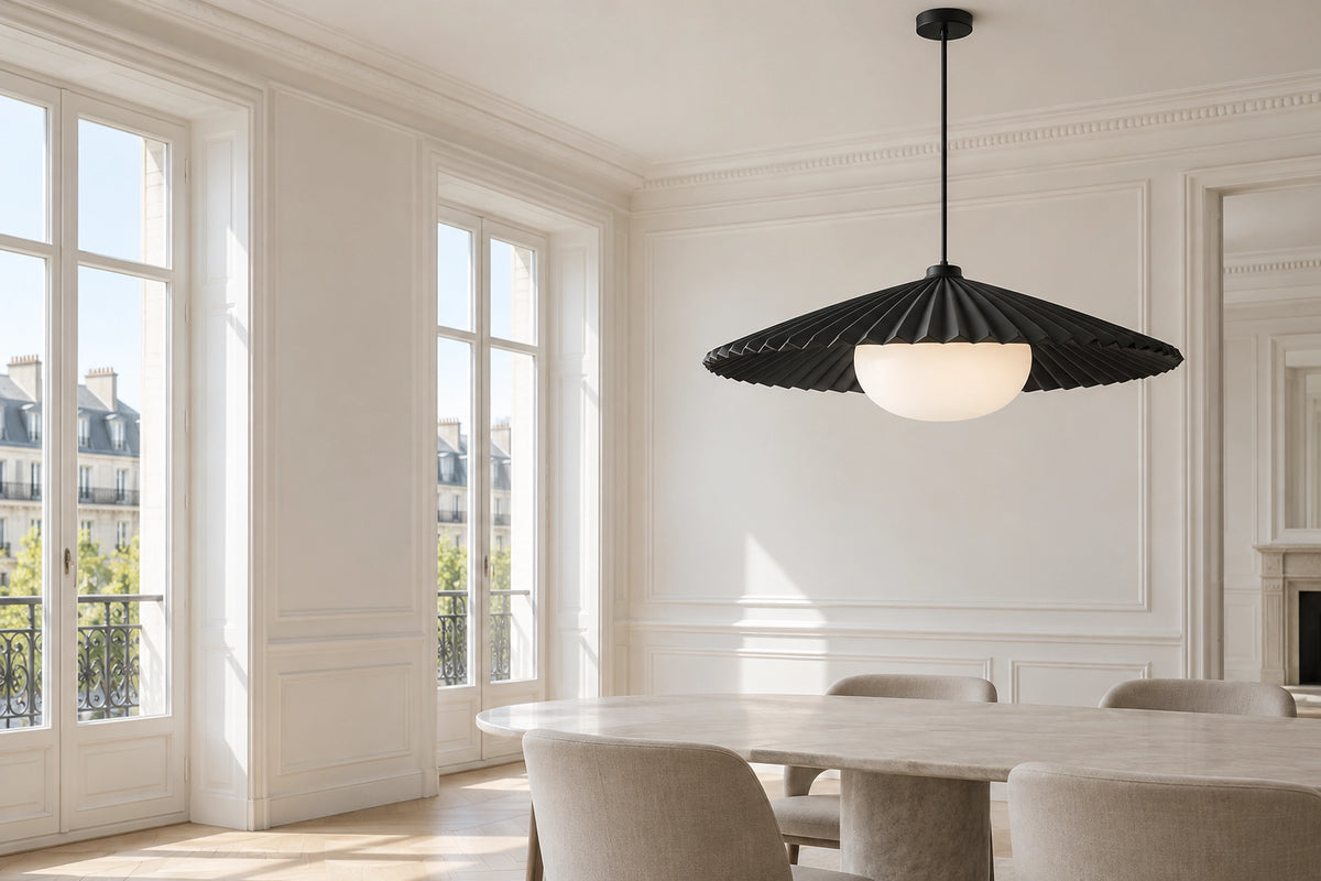 Suspension noire dans un intérieur lumineux, sous une lumière naturelle