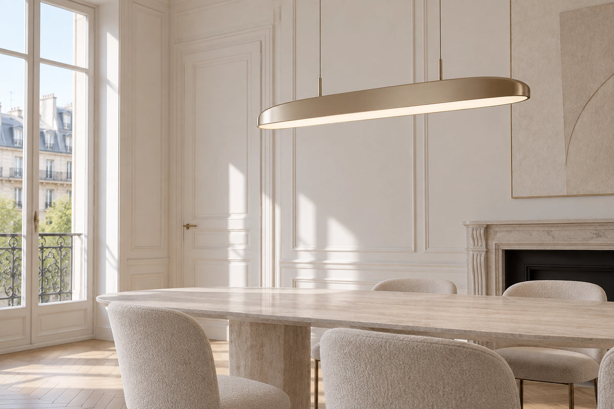 Suspension ovale dans un intérieur lumineux, sous une lumière naturelle