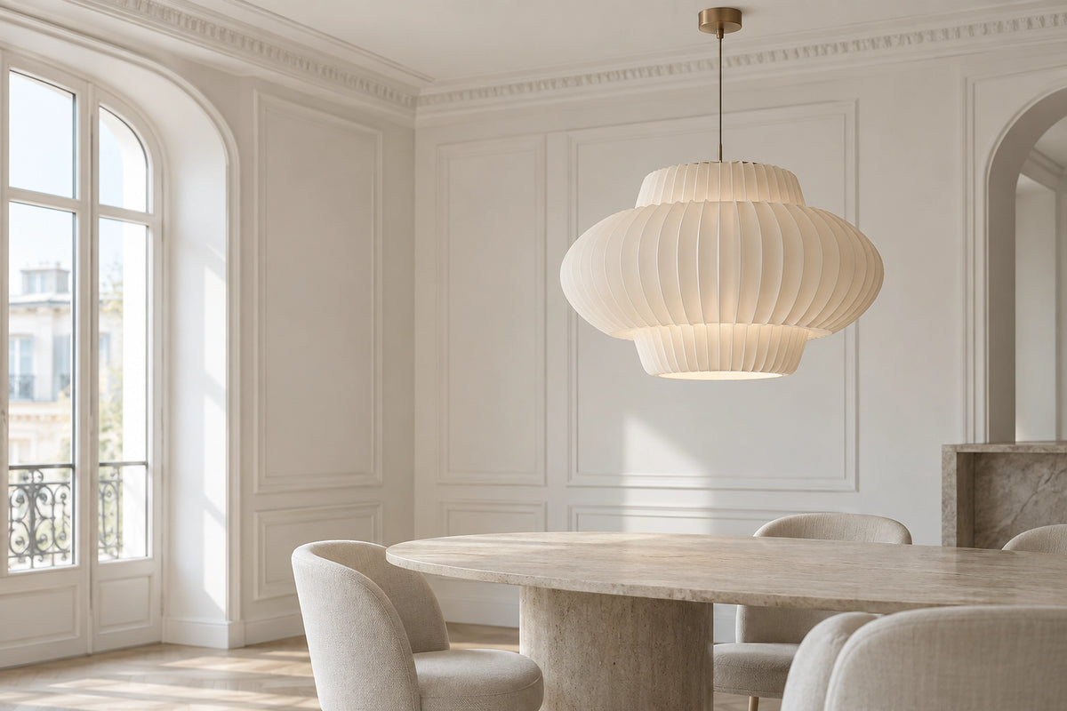 Suspension papier dans un intérieur lumineux, sous une lumière naturelle