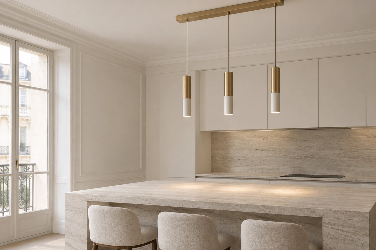 Suspension spot dans un intérieur lumineux, sous une lumière naturelle