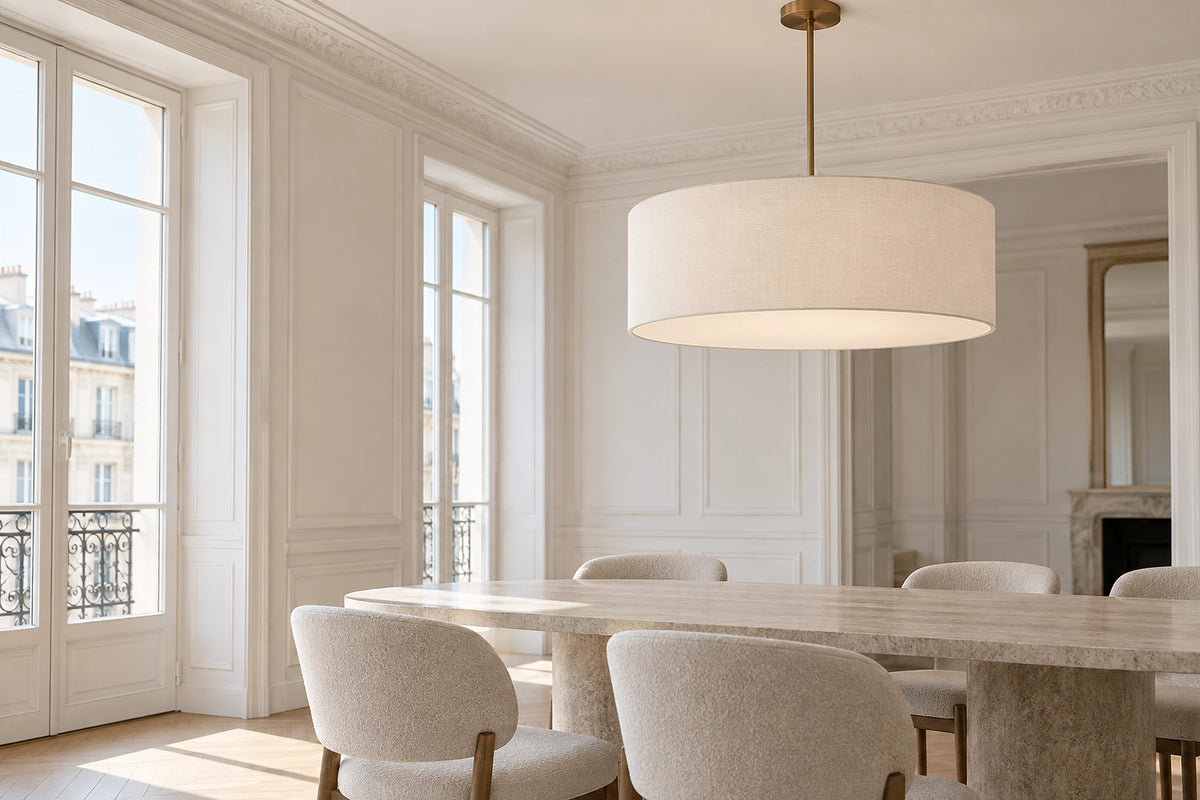Suspension tissu dans un intérieur lumineux, sous une lumière naturelle