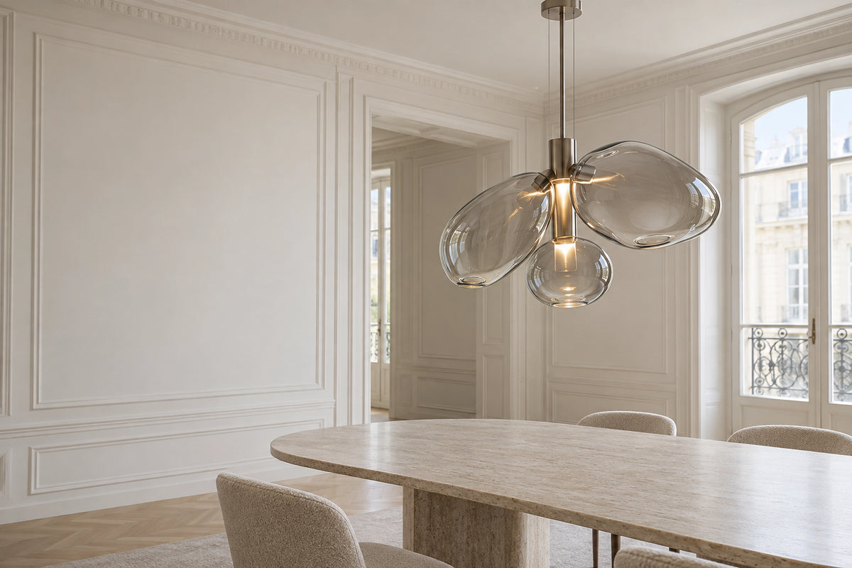 Suspension verre design dans un intérieur lumineux, sous une lumière naturelle