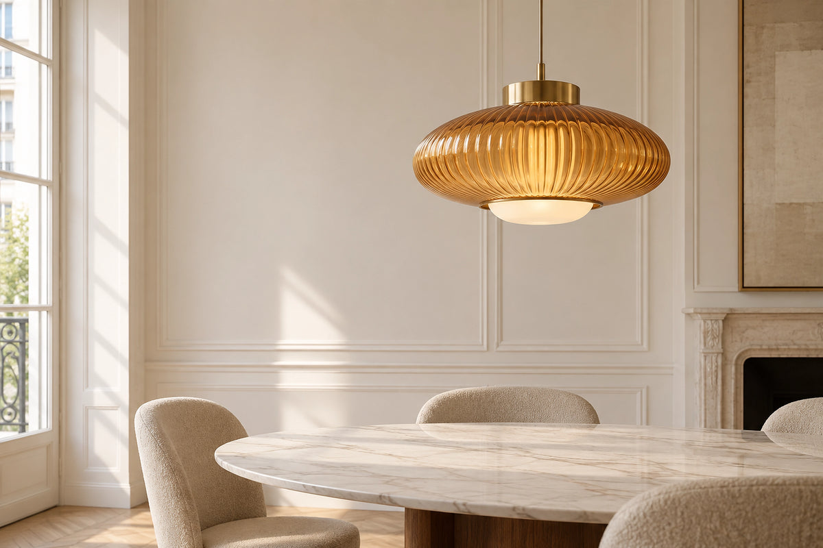 Suspension vintage dans un intérieur lumineux, sous une lumière naturelle