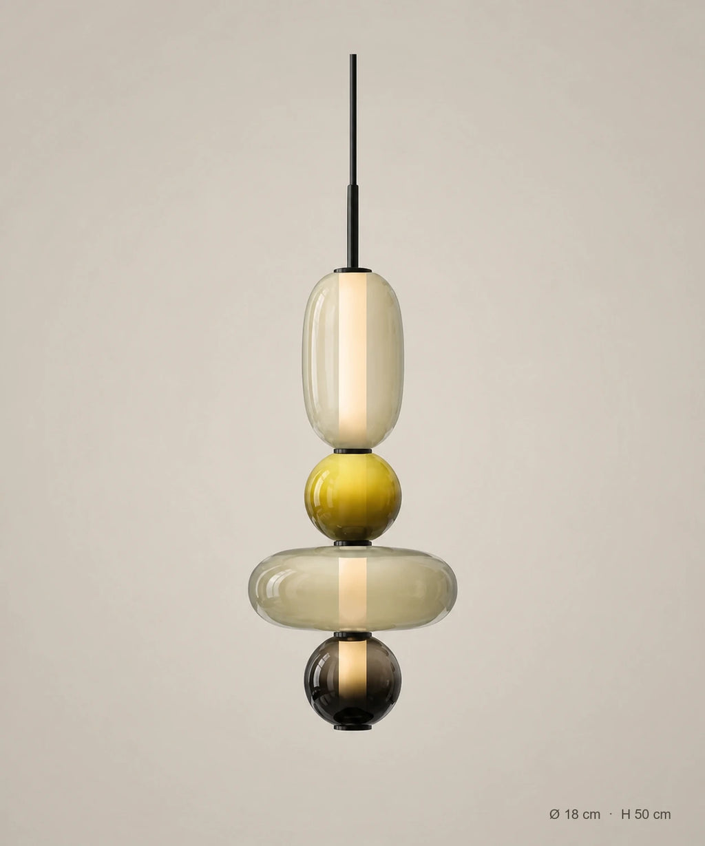 Suspension 4 perles ambre, jaune et olive sur fond studio grège, Ø 18 cm, H 50 cm