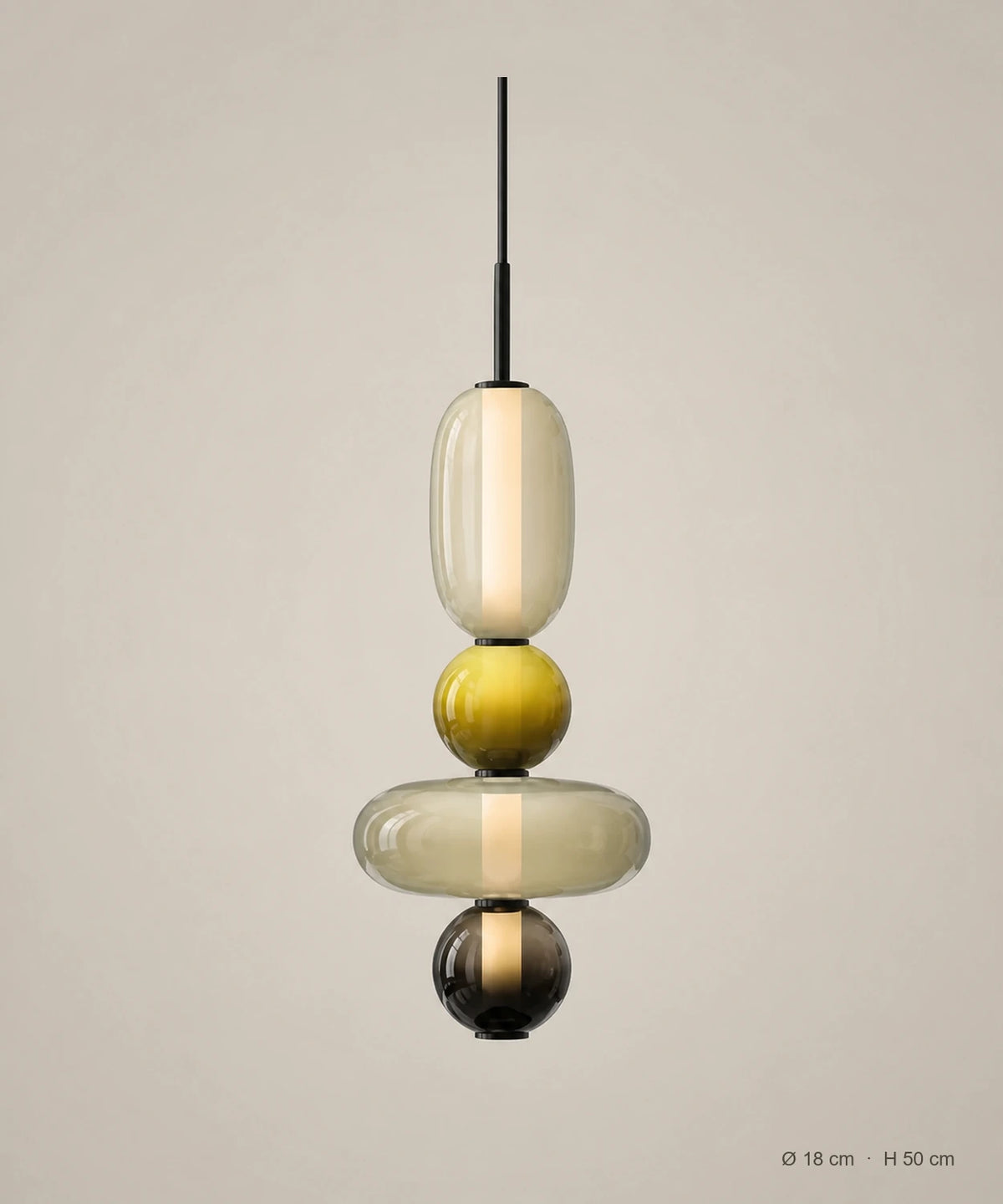 Suspension 4 perles ambre, jaune et olive sur fond studio grège, Ø 18 cm, H 50 cm