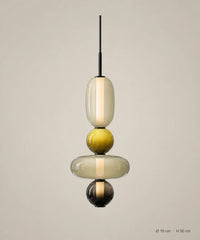 Suspension 4 perles ambre, jaune et olive sur fond studio grège, Ø 18 cm, H 50 cm