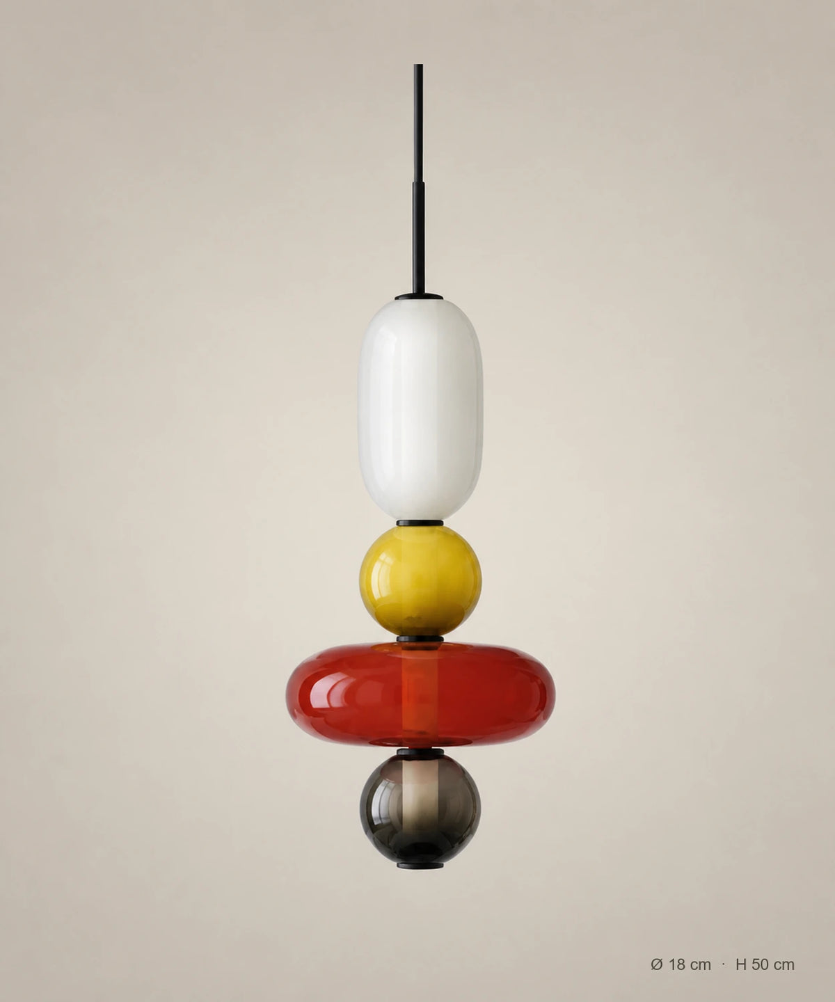 Suspension 4 perles ambre, jaune et rouge sur fond studio grège, Ø 18 cm, H 50 cm