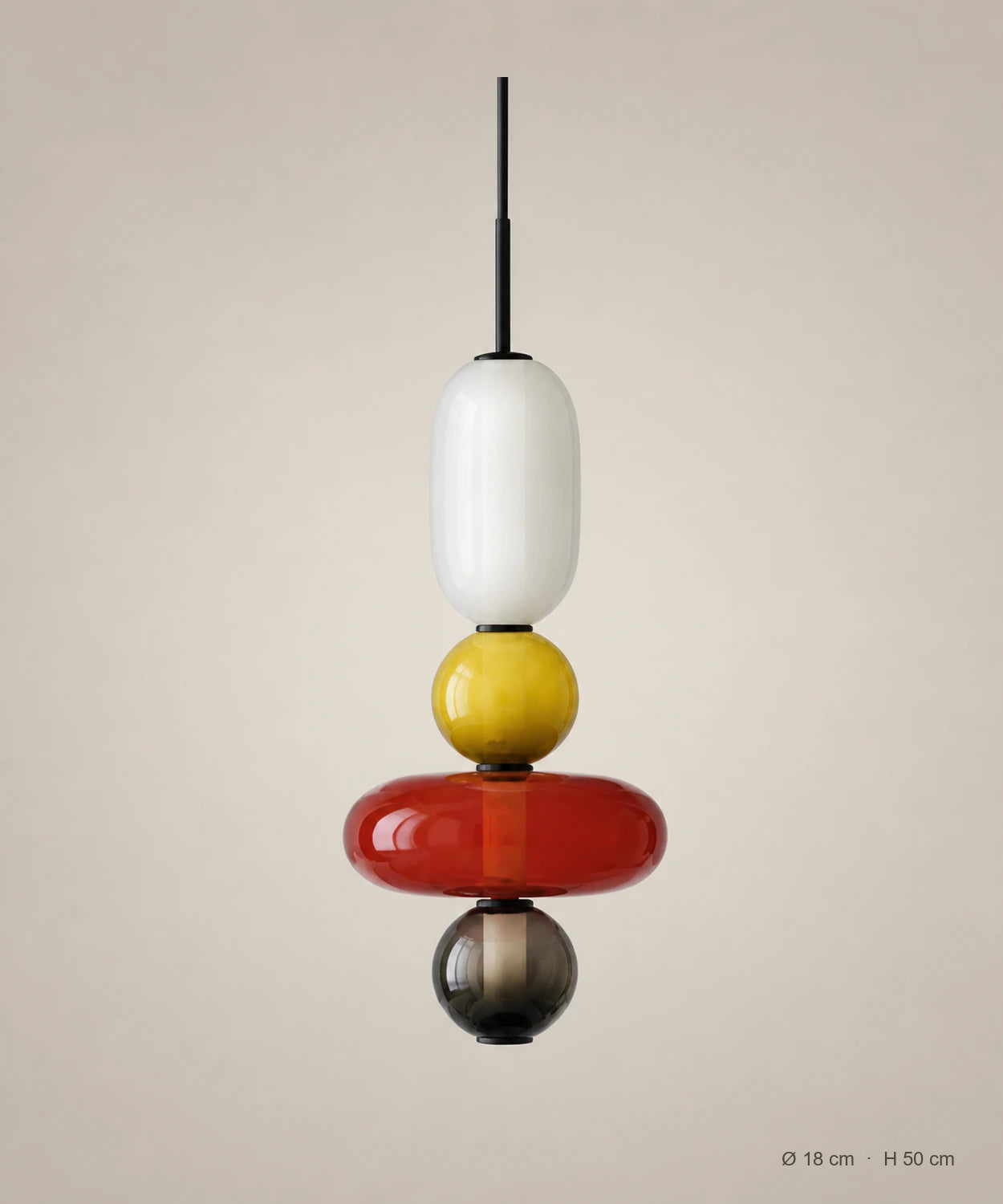 Suspension 4 perles ambre, jaune et rouge sur fond studio grège, Ø 18 cm, H 50 cm