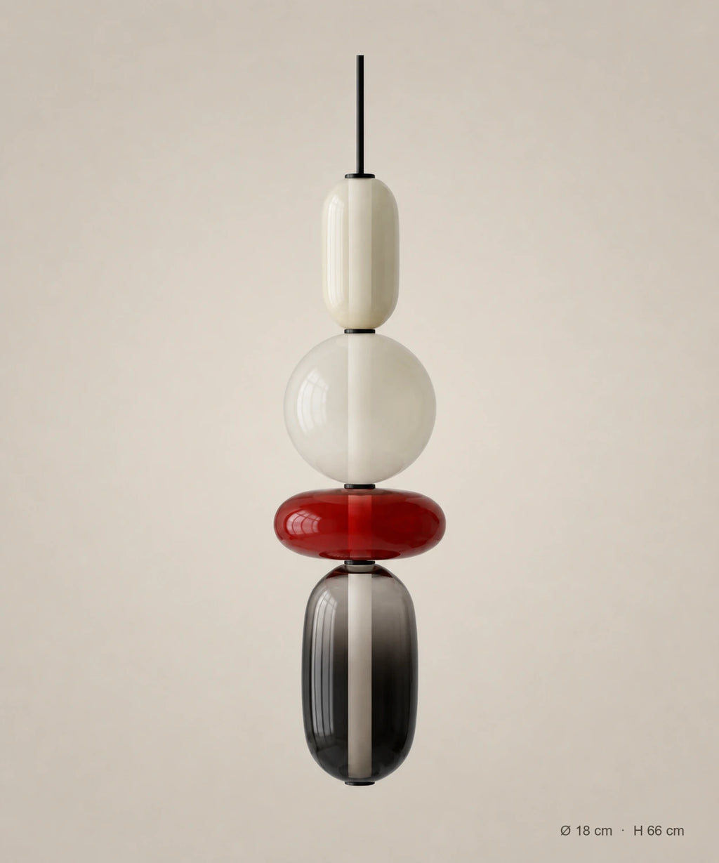 Suspension 4 perles opale, rouge et fumé sur fond studio grège, Ø 18 cm, H 66 cm