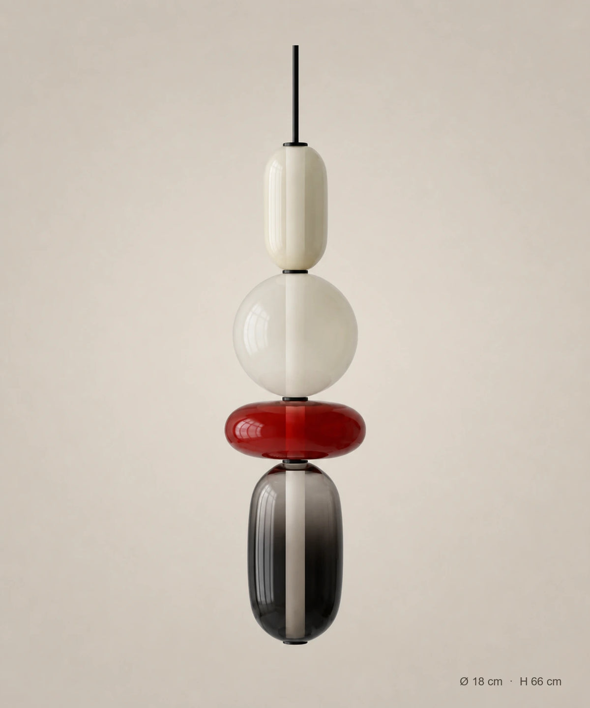 Suspension 4 perles opale, rouge et fumé sur fond studio grège, Ø 18 cm, H 66 cm