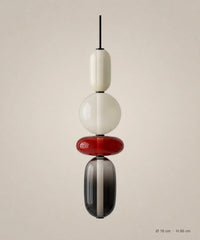 Suspension 4 perles opale, rouge et fumé sur fond studio grège, Ø 18 cm, H 66 cm