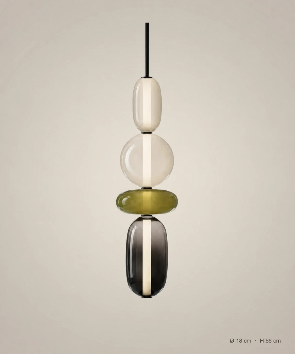 Suspension 4 perles opale, olive et fumé sur fond studio grège, Ø 18 cm, H 66 cm