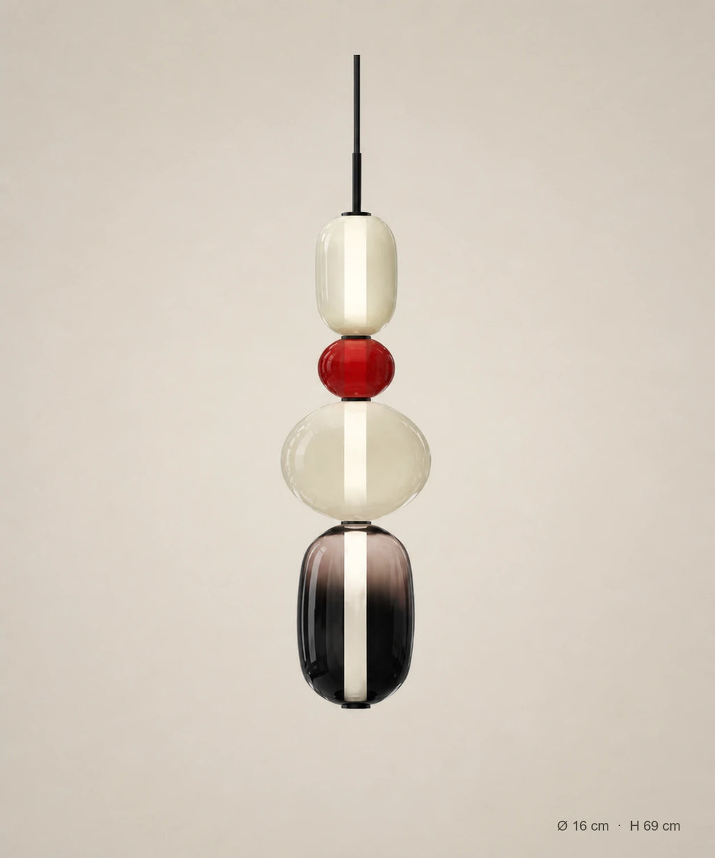 Suspension 4 perles ambre, rouge et fumé sur fond studio grège, Ø 16 cm, H 69 cm