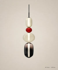 Suspension 4 perles ambre, rouge et fumé sur fond studio grège, Ø 16 cm, H 69 cm