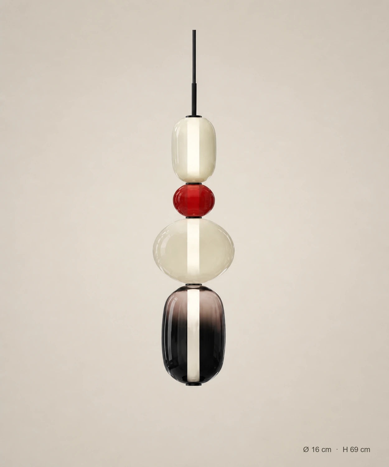 Suspension 4 perles ambre, rouge et fumé sur fond studio grège, Ø 16 cm, H 69 cm