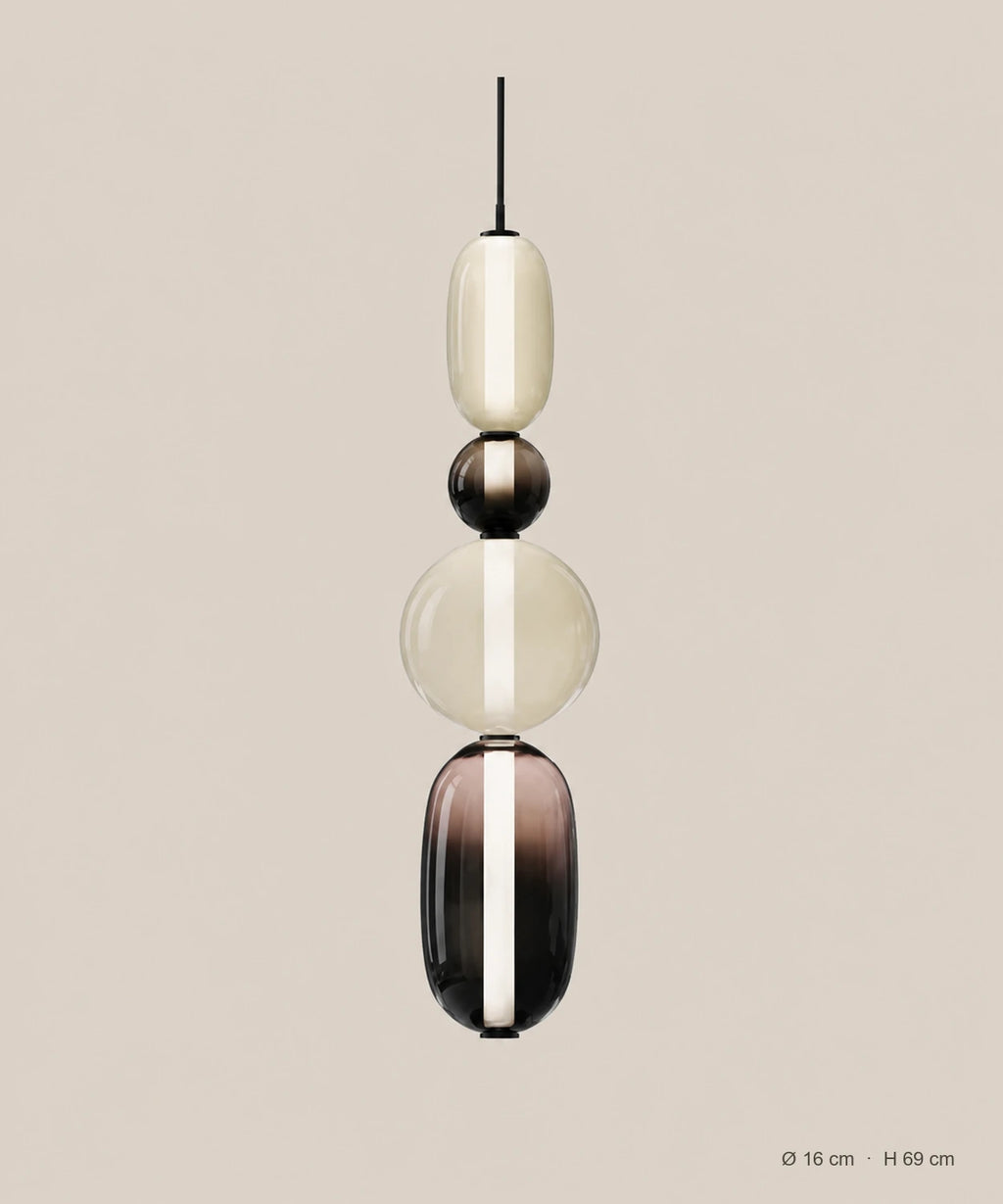 Suspension 4 perles ambre et fumé sur fond studio grège, Ø 16 cm, H 69 cm