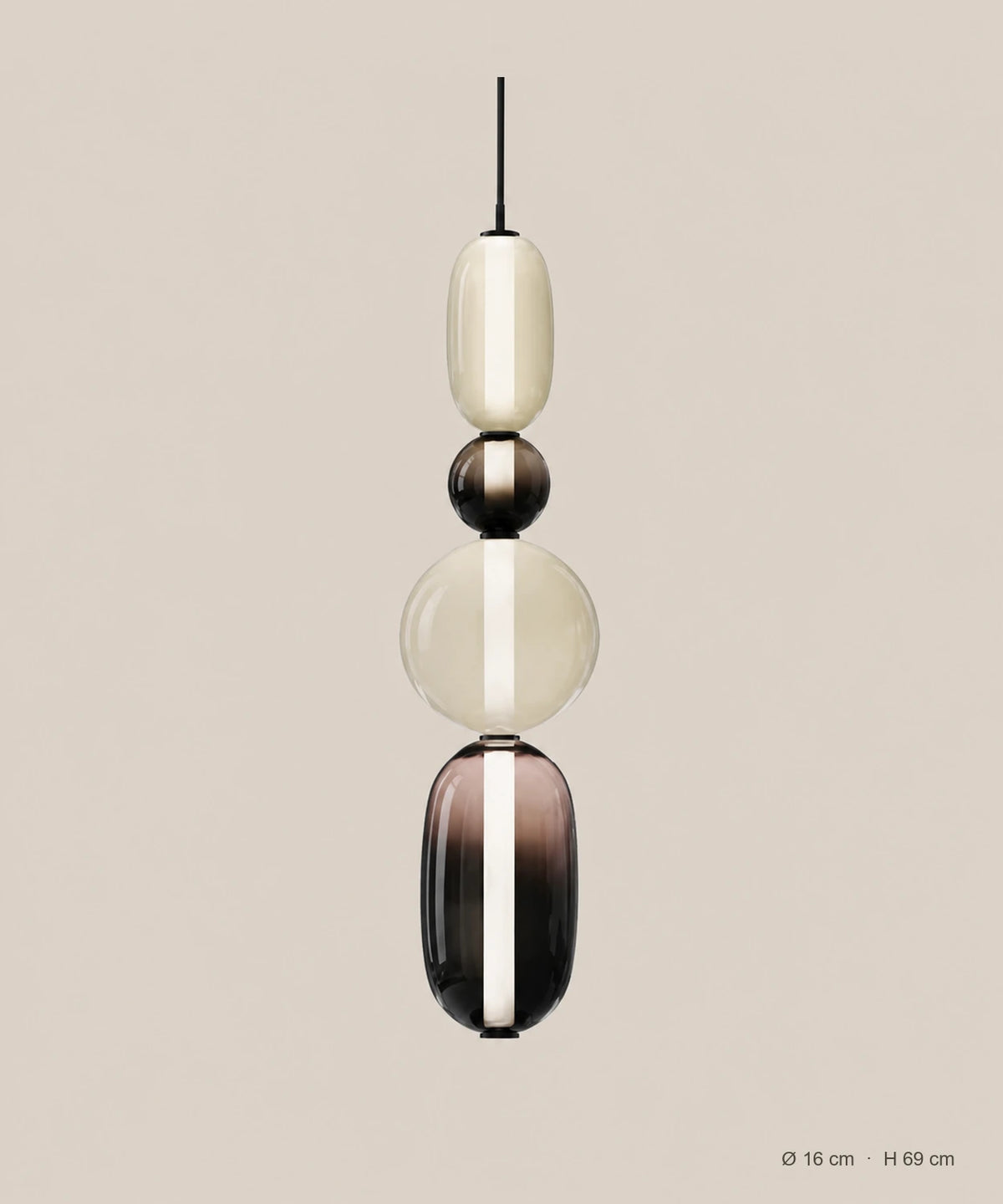 Suspension 4 perles ambre et fumé sur fond studio grège, Ø 16 cm, H 69 cm