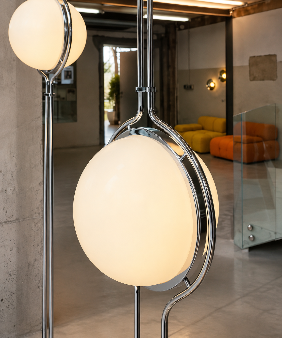 Lampadaire sol-plafond à boule opaline