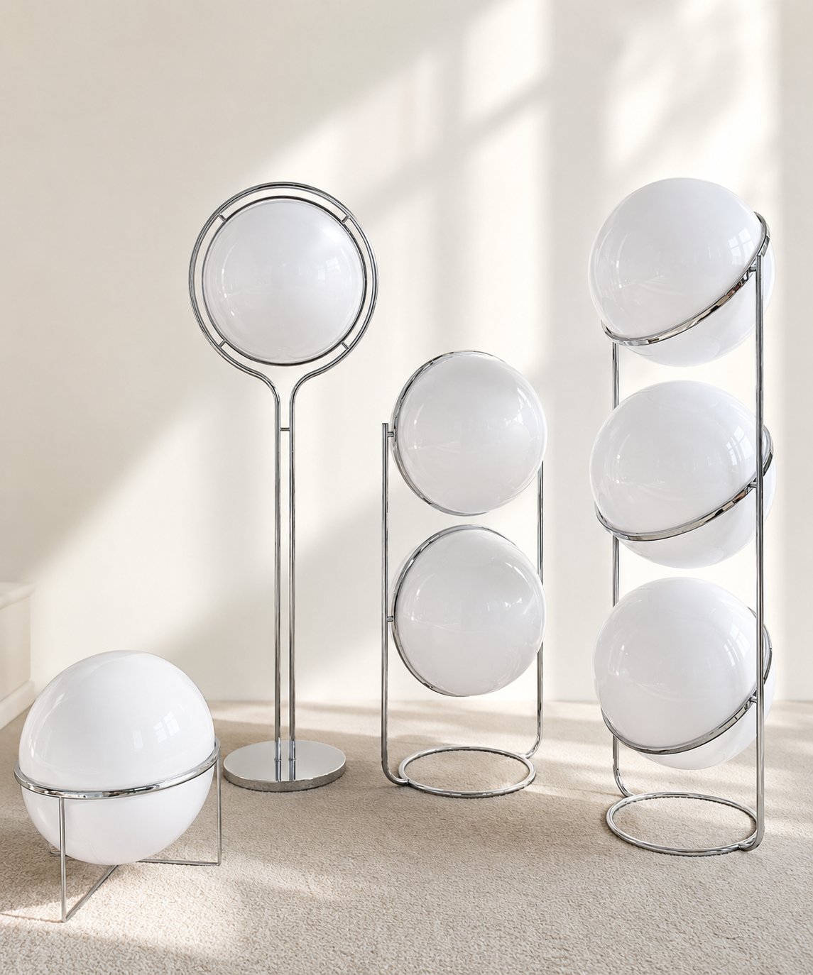 Lampe à poser à boule opaline sur socle chromé