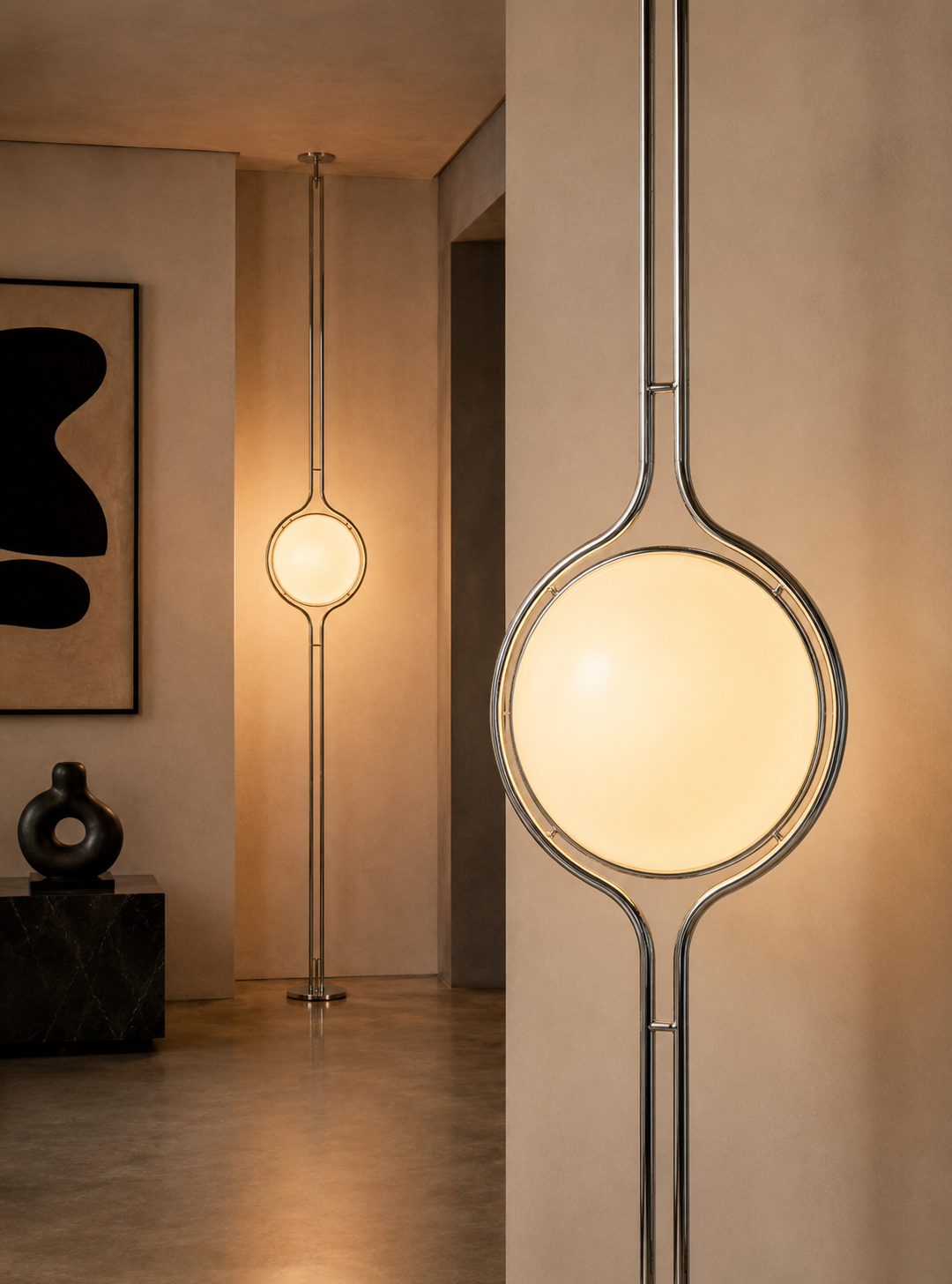 Lampadaire sol-plafond à boule opaline