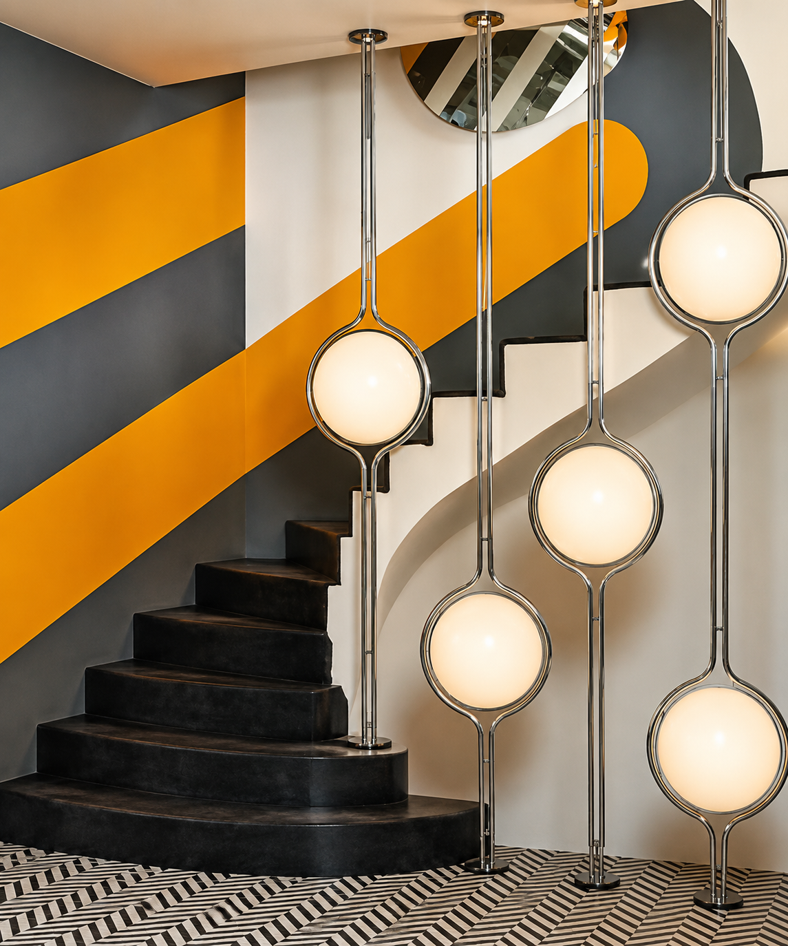 Lampadaire sol-plafond à boule opaline