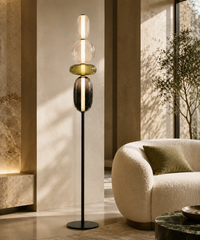 Lampadaire à boules de verre empilées