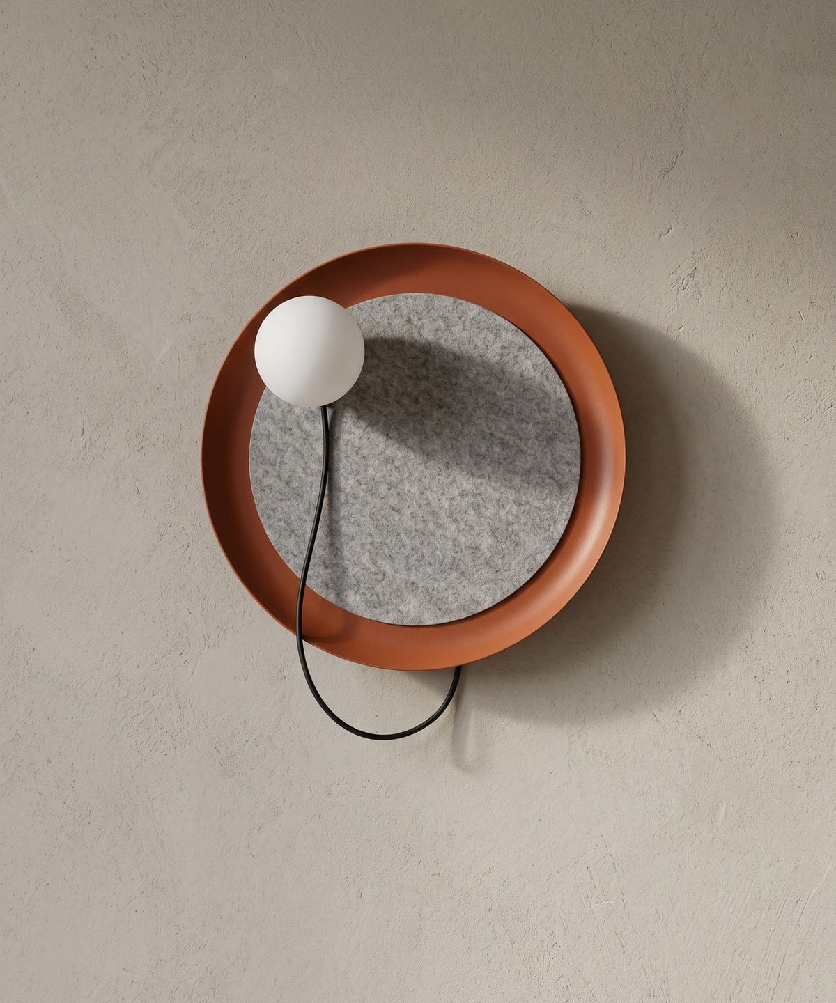 Applique murale terracotta éteinte, boule en verre dépoli blanc mat