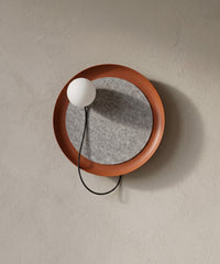 Applique murale terracotta éteinte, boule en verre dépoli blanc mat