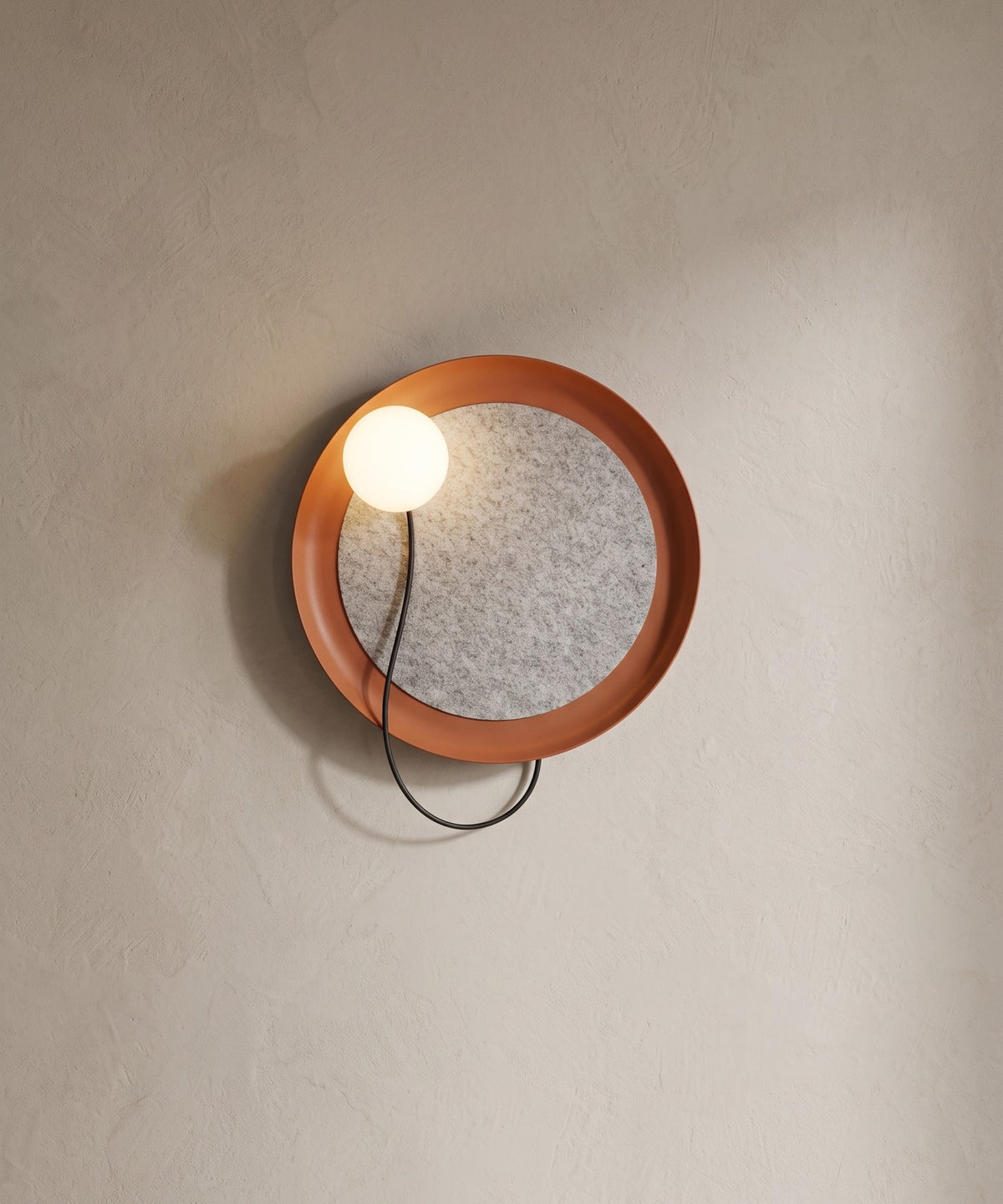Applique murale à disque terracotta, feutre gris et boule en verre dépoli aimantée
