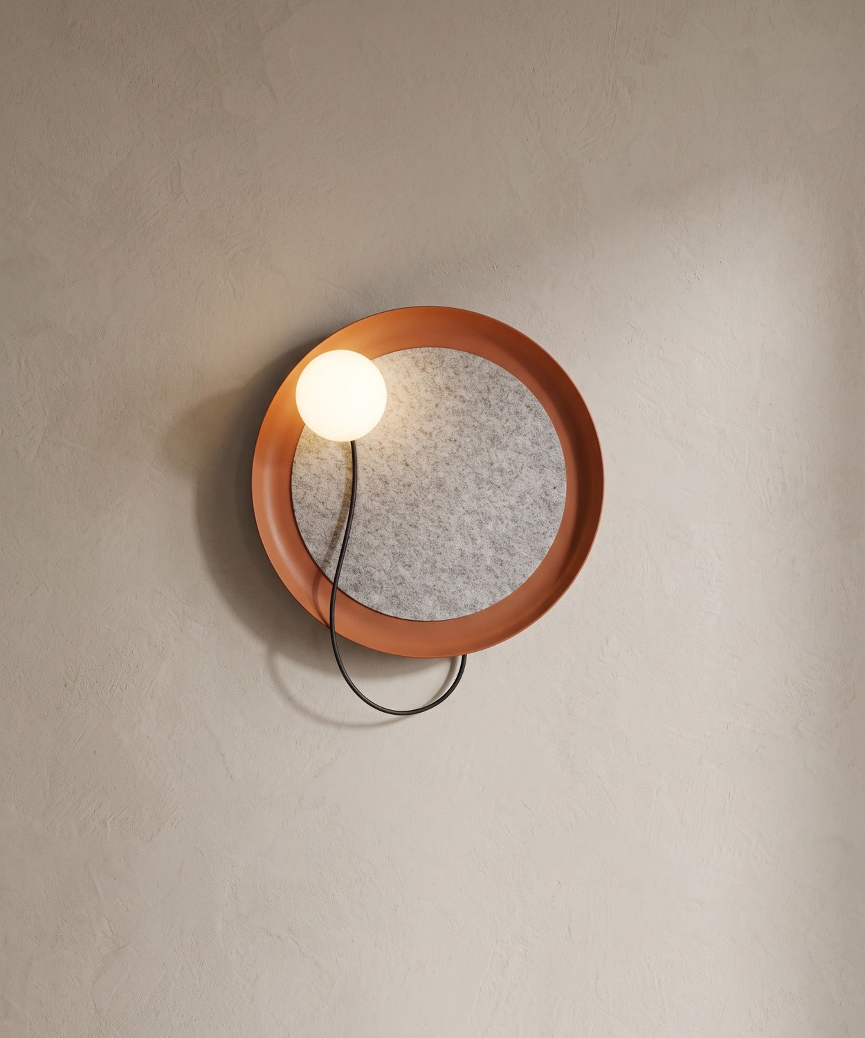 Applique murale à disque terracotta, feutre gris et boule en verre dépoli aimantée