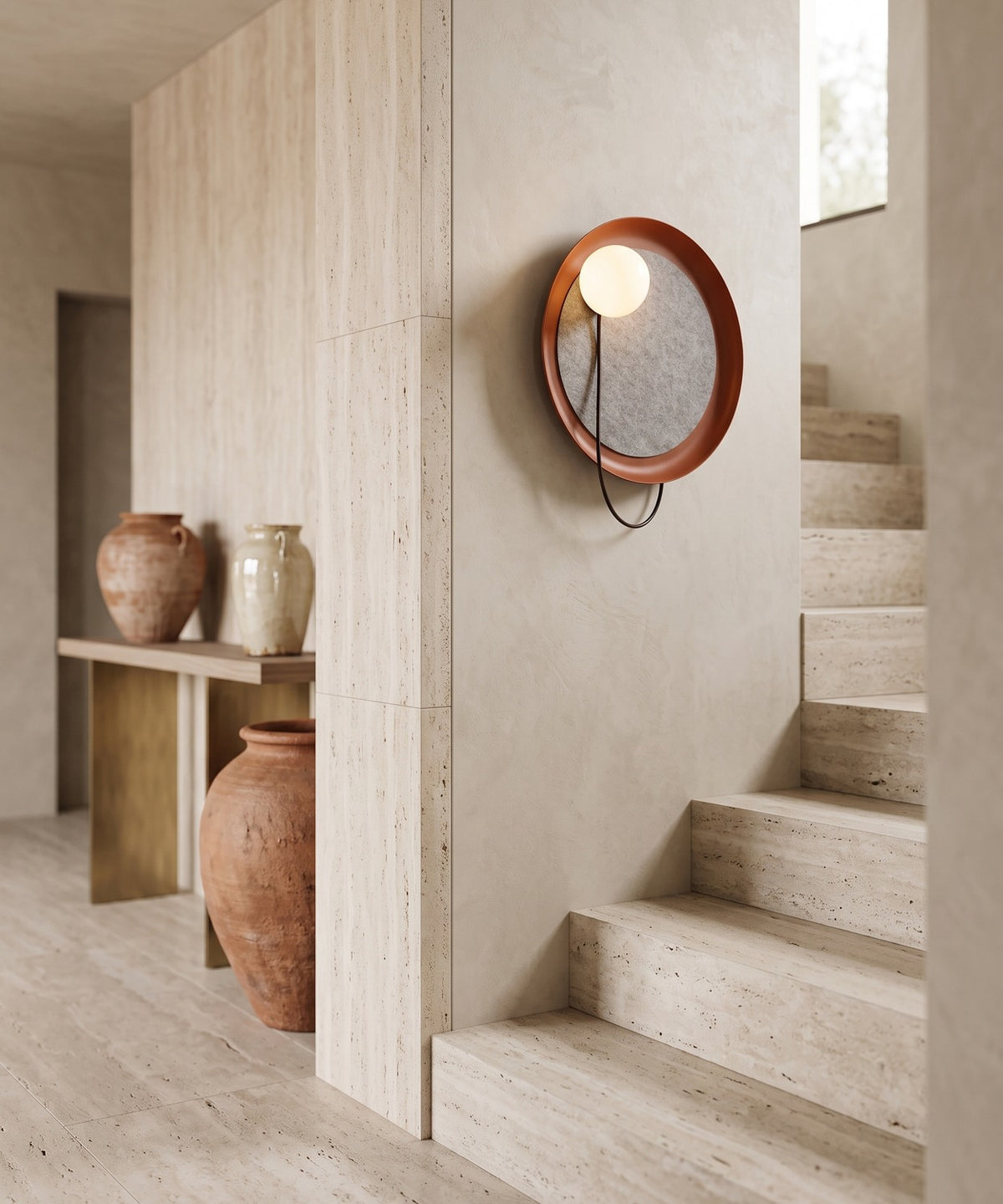 Applique à disque le long d'un escalier en pierre claire