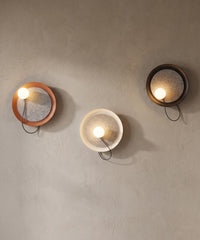 Trois appliques murales à disque en feutre, finitions noire, terracotta et crème