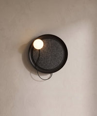 Applique murale à disque noir mat et boule en verre dépoli