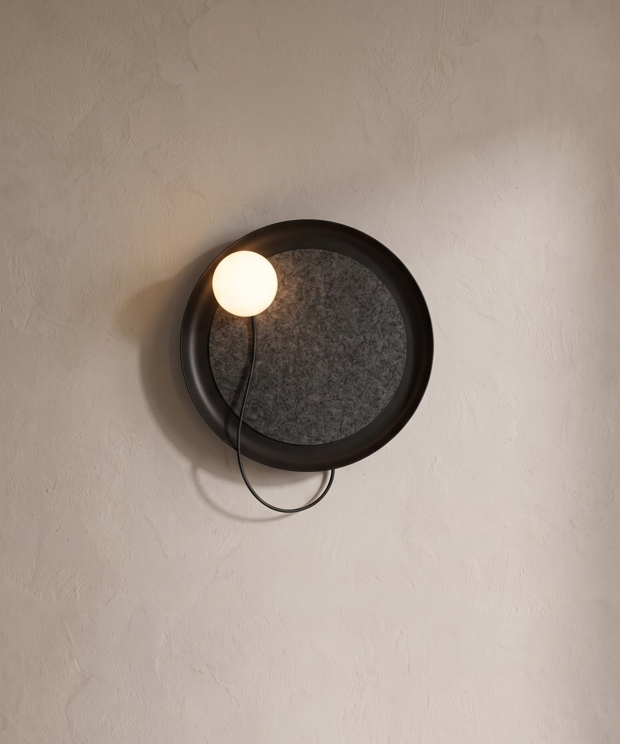 Applique murale à disque noir mat et boule en verre dépoli
