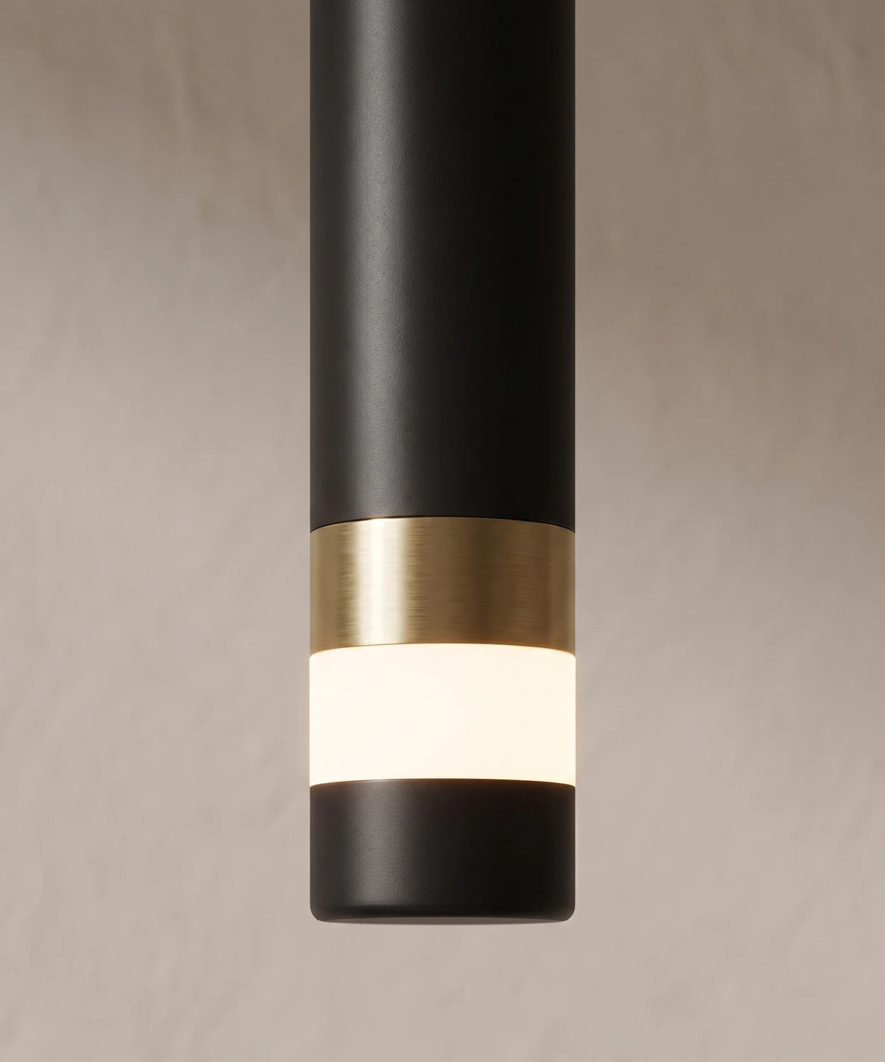 Gros plan sur l'anneau diffuseur LED au bas du tube et sa bague dorée Image
