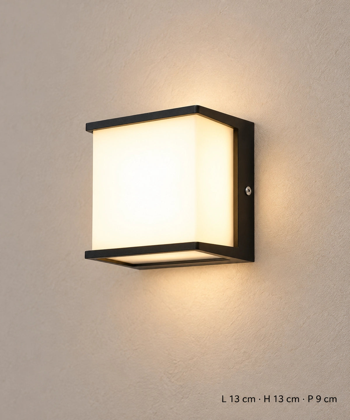 Applique carrée noire à diffuseur opale, avec ses dimensions de 13 × 13 × 9 cm