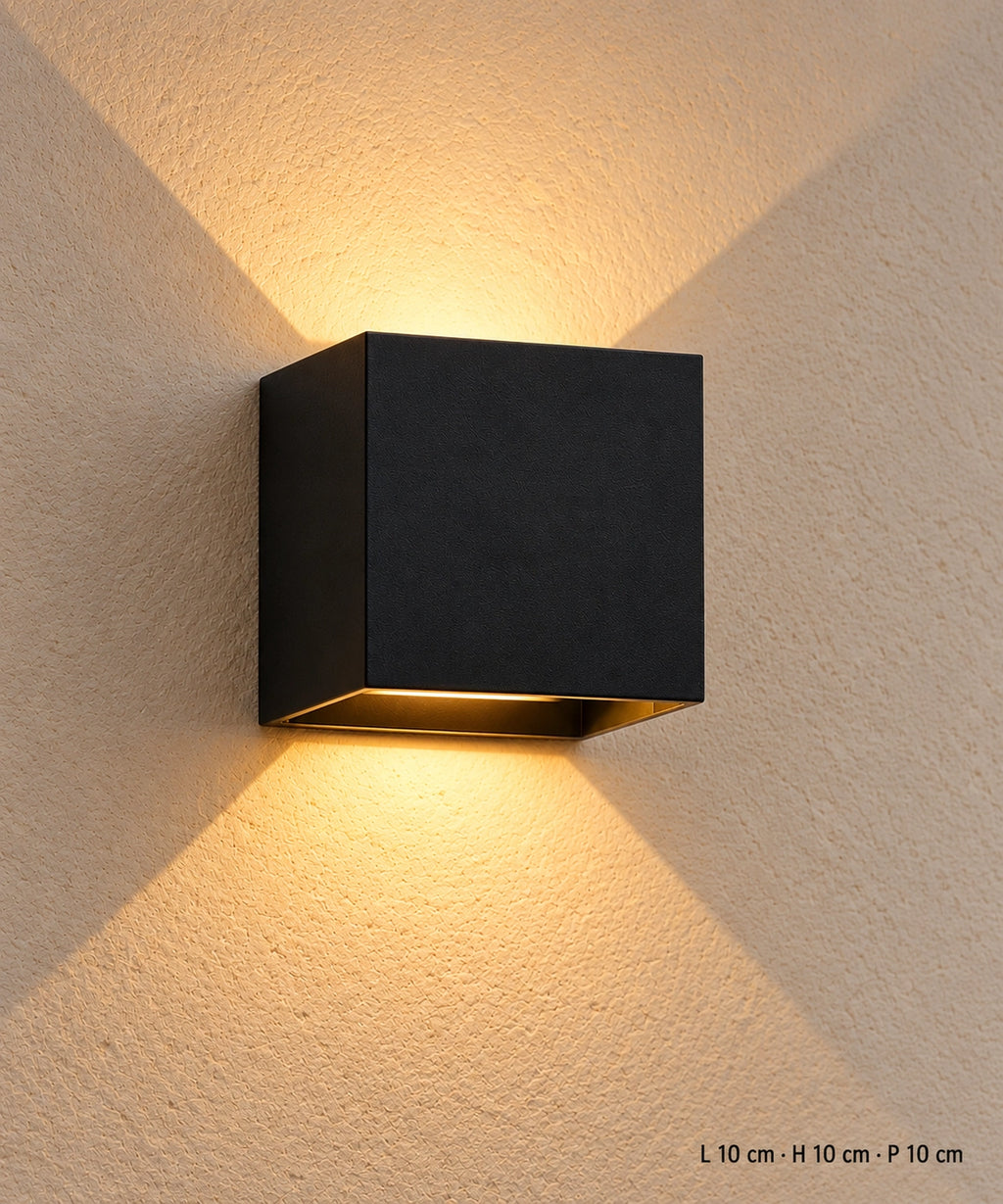 Applique cube noire vue de face, allumée, avec ses dimensions indiquées en bas
