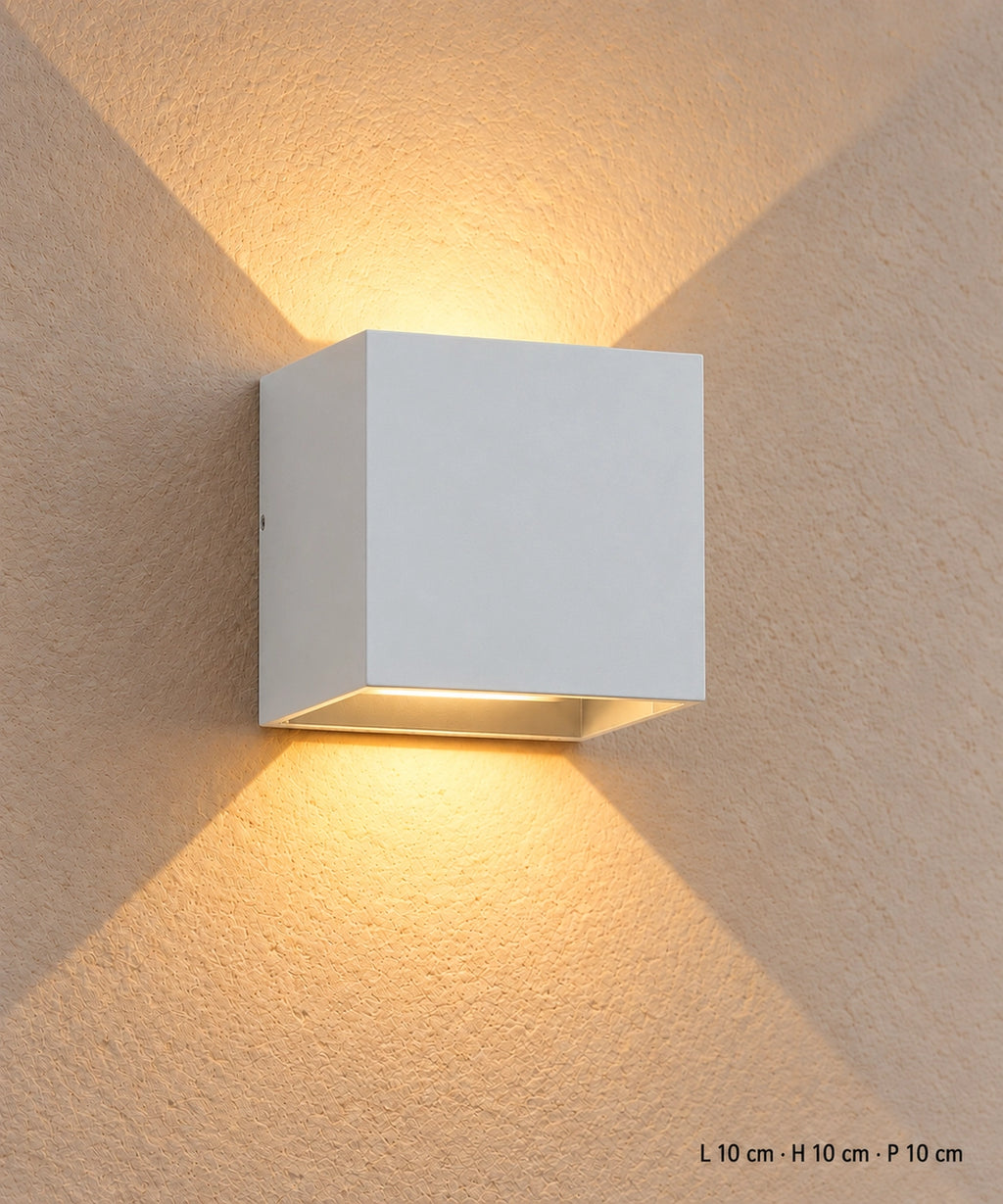 Applique cube blanche vue de face, allumée, avec ses dimensions indiquées en bas