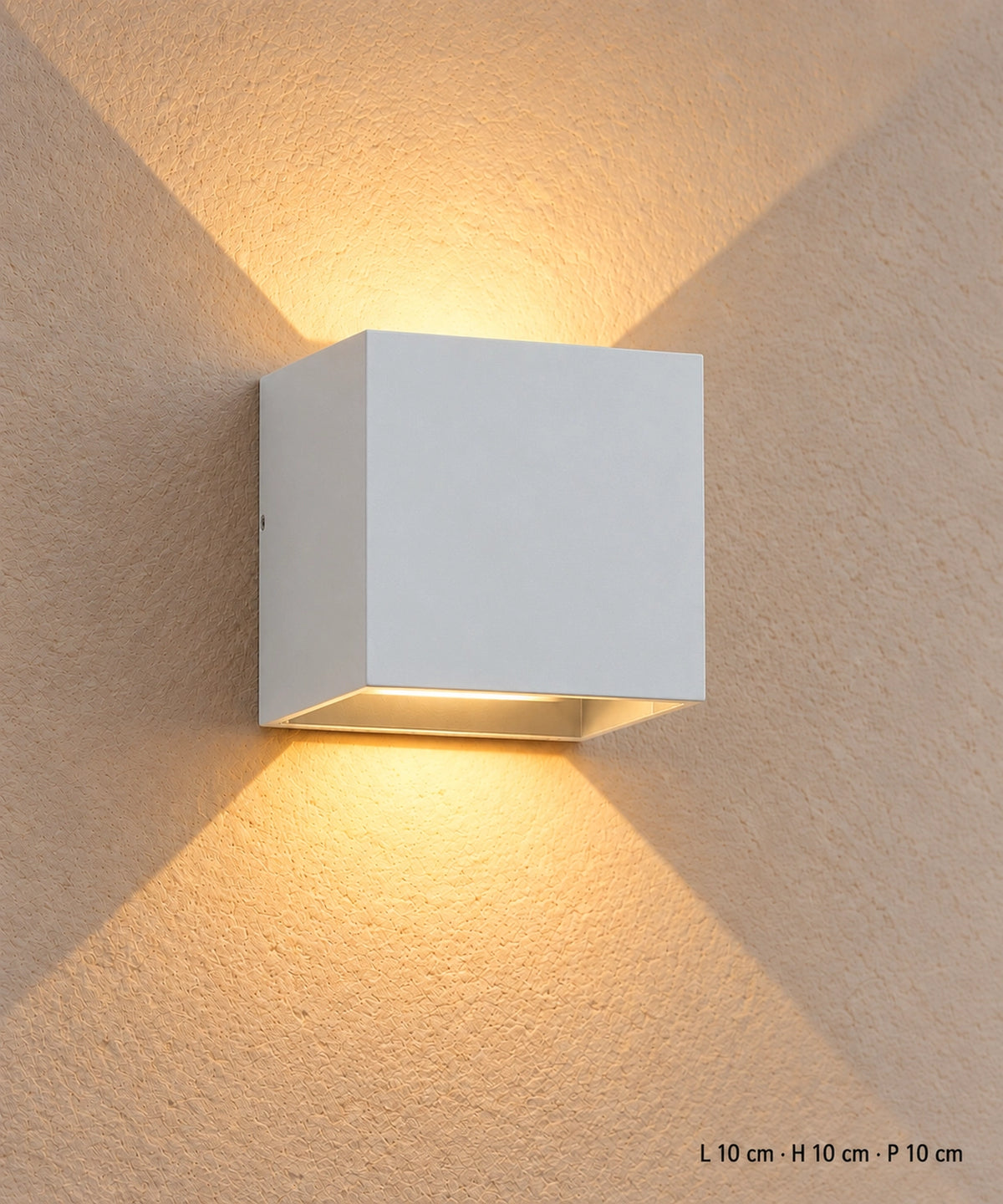 Applique cube blanche vue de face, allumée, avec ses dimensions indiquées en bas