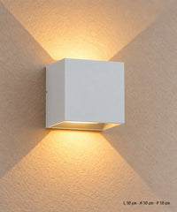 Applique cube blanche vue de face, allumée, avec ses dimensions indiquées en bas