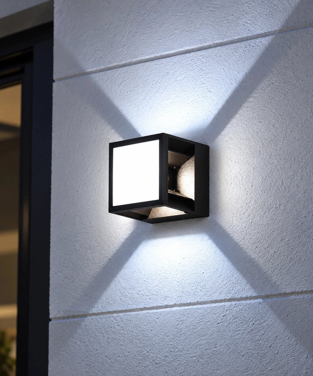 Applique extérieure noire à effet lumineux en X allumée en lumière froide